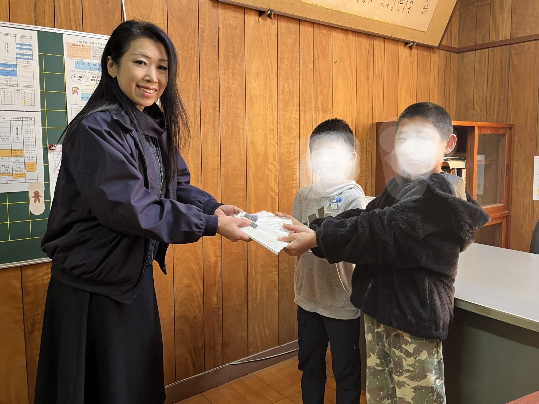 伊東市内全小学生への記念品配布：子供たちの学びを応援するため、鉛筆と消しゴムのセットを贈呈しました。